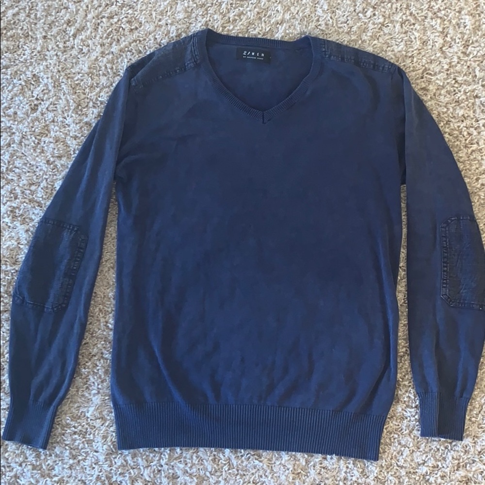 21 men have blue sweater